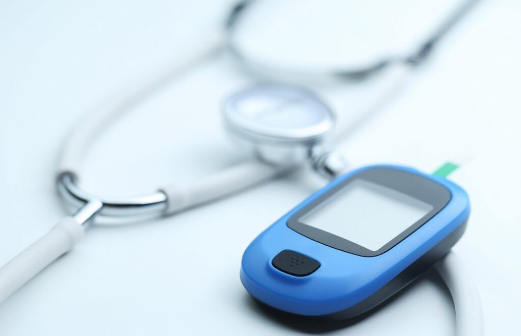 Glucometroak odolean glukosa maila zehazten lagunduko du, diabetesa mellitus ikastaroa kontrolatzen du